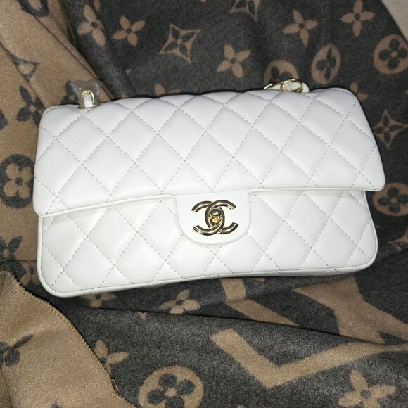 NEW WHITE QUILTED FRONT FLAP BAG WITH CHAIN HANDLES - Picture 4 of 13